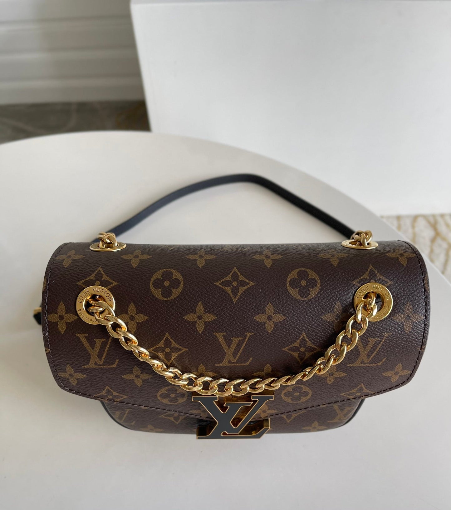 Lo vu passy chain messenger bag