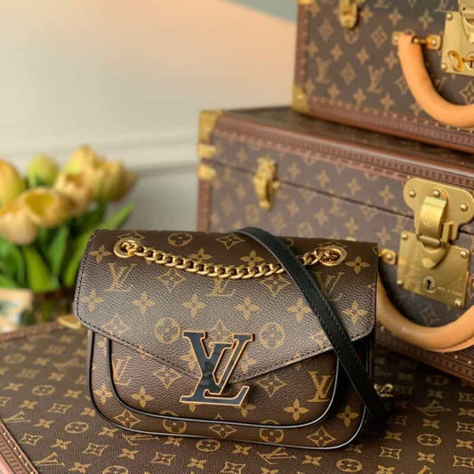 Lo vu passy chain messenger bag